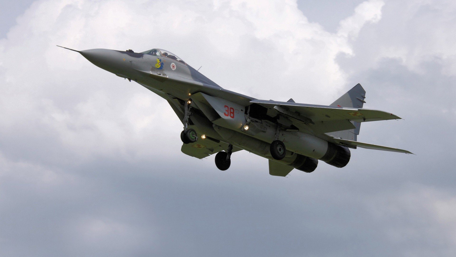 掘金翻盘步行者，季后赛首轮中约基奇完成三双，掘金官推晒约基奇训练照_控球中锋