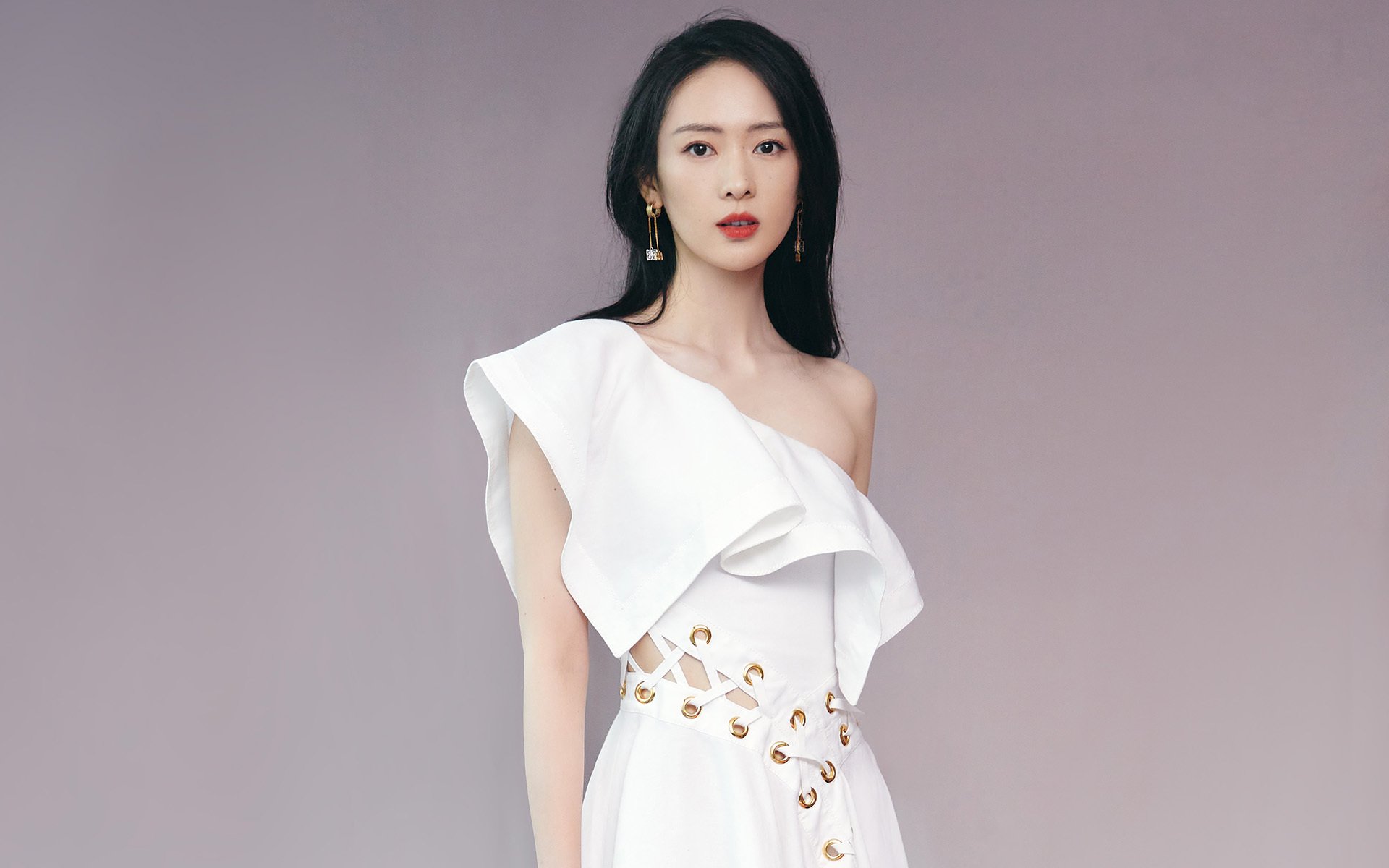 比赛中球员们百分百投入，为荣誉而战，比赛中一名运动员将球打到对手半台台面的垂直侧面