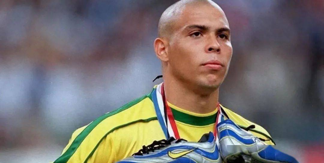 足球与娱乐文化：明星效应的影响