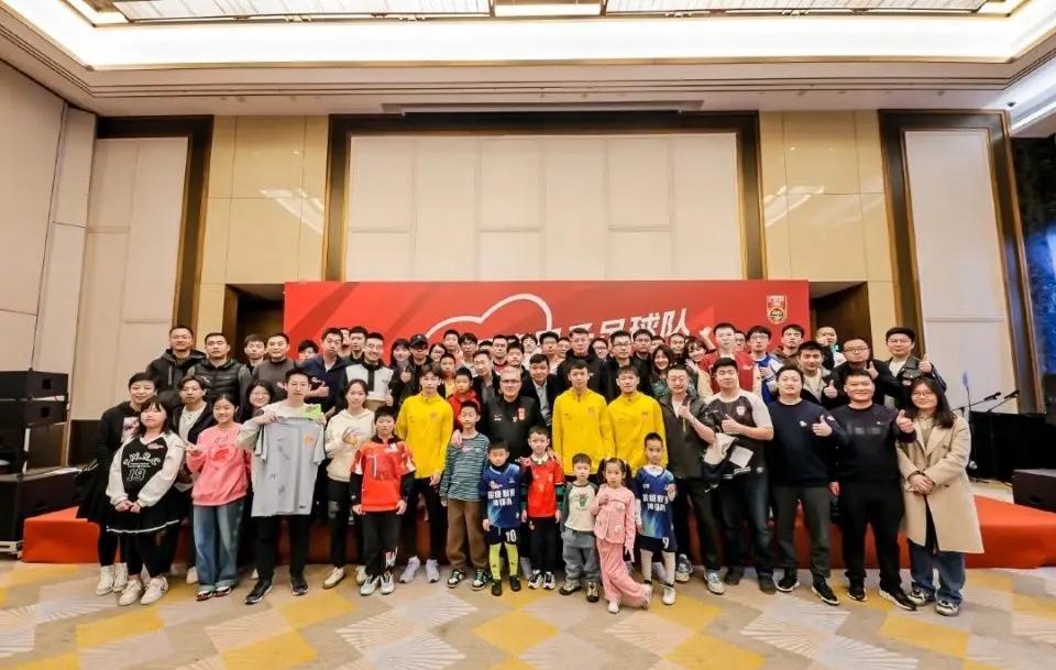 赛季中的社区活动与球迷互动