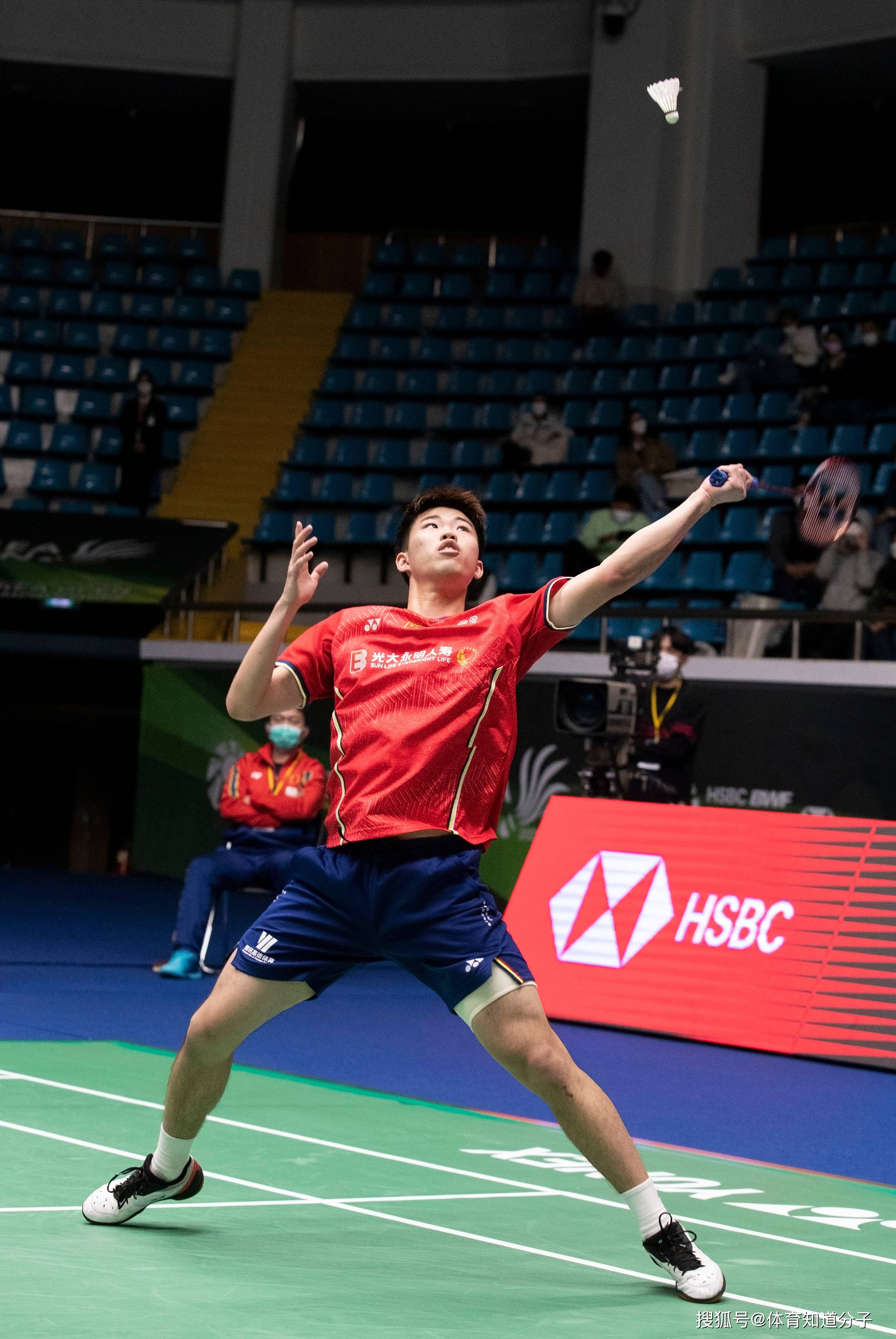 单打独斗:羽毛球选手的激烈对抗 单打独斗:羽毛球选手的激烈对抗