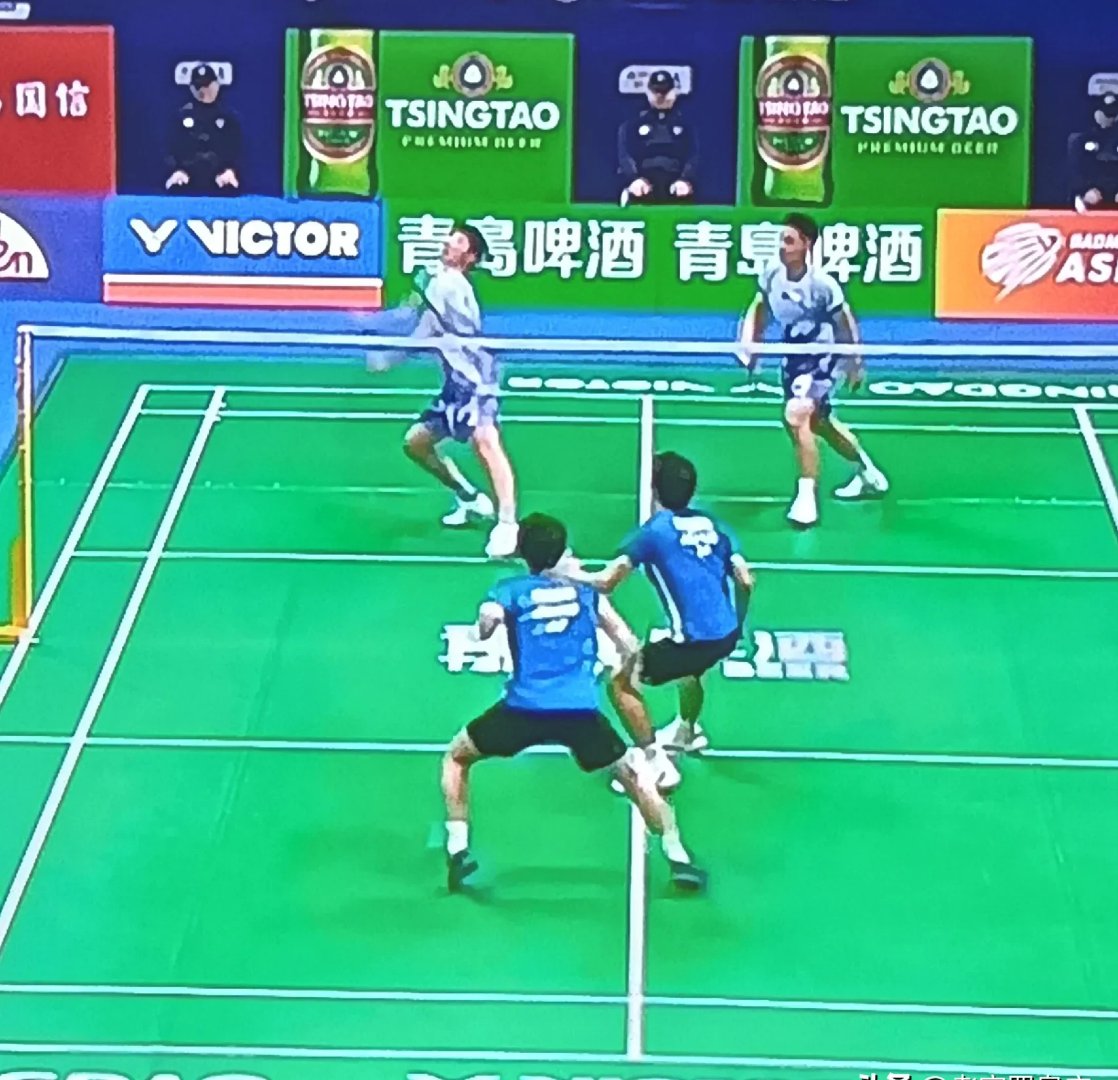 单打独斗:羽毛球选手的激烈对抗 单打独斗:羽毛球选手的激烈对抗